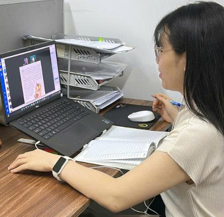 Học tiếng Anh 1 kèm 1 hay học nhóm tốt hơn? So sánh ưu nhược điểm, chi phí, hiệu quả và cách chọn hình thức phù hợp cho trẻ em, người đi làm, người luyện IELTS.