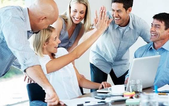 Học tiếng Anh 1 kèm 1 hay học nhóm tốt hơn? So sánh ưu nhược điểm, chi phí, hiệu quả và cách chọn hình thức phù hợp cho trẻ em, người đi làm, người luyện IELTS.